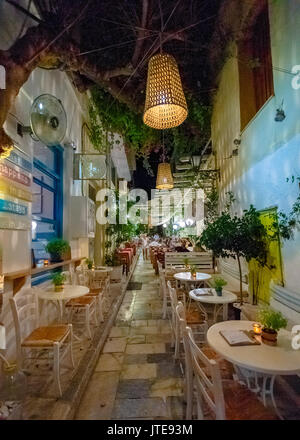 Belle rue urbain avec restaurant sièges dans le centre d'Ermoupolis à Syros Island, Grèce. Il y a beaucoup de rues dans le centre-ville pour les visiteurs. Banque D'Images