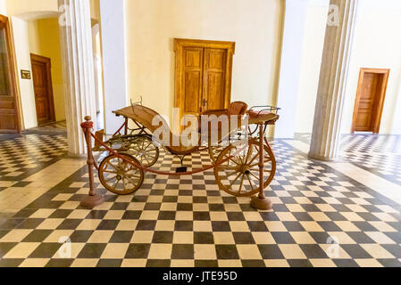 Chariot Vintage à l'intérieur de l'hôtel de ville à Ermoupolis Syros, Grèce. Cette voiture appartenait à célèbre Princesse Sissi (l'Impératrice Elisabeth d'Autriche) Banque D'Images