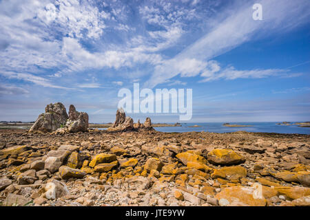 France, Bretagne, Côtes-d'Armor, côte rocheuse dans le paysage côtier du Gouffre de Plougrescant sur la côte de granit rose, Rose G Banque D'Images