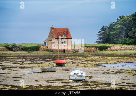 France, Bretagne, Côtes-d'Armor, tidal mill entre les îlots de Balanec et Illiec à Buguélès, Côte de granit rose, Côte de Granit Rose Banque D'Images