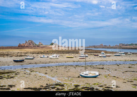 France, Bretagne, Côtes-d'Armor, Lézernan, Port de Buguélès à marée basse, Côte de granit rose, Côte de Granit Rose Banque D'Images