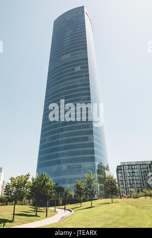 Bilbao, Espagne - 19 juillet 2016 : Gros plan sur le gratte-ciel d'Iberdrola, l'une des 10 plus grandes entreprises du monde de la production d'électricité Banque D'Images