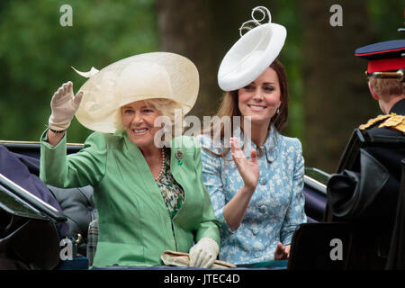 La duchesse de Cornouailles et la duchesse de Cambridge à sourire et saluer la foule qui tapissent le Mall durant la parade du chariot couleur procession. 2015 Banque D'Images