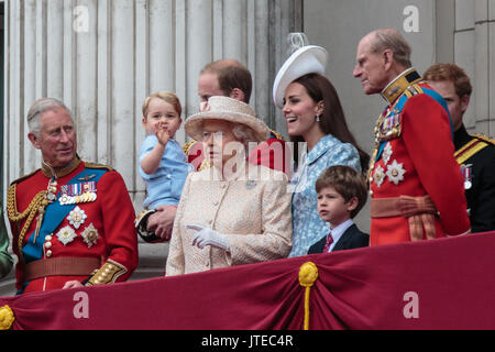 Le prince George de Cambridge, porté par son père, le Prince William, des vagues à la foule qu'il fera ses débuts en public sur le sol britannique. Banque D'Images