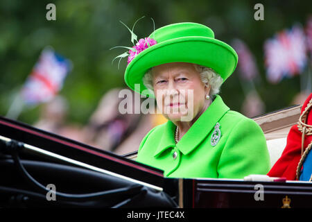 Sa Majesté la Reine Elizabeth II, porte un manteau vert néon Parvin Stewart pour son 90e anniversaire officiel,Défilé parade la couleur 2016 Banque D'Images