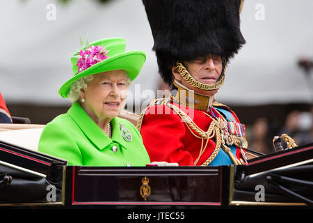 Sa Majesté la Reine Elizabeth II, porte un manteau vert néon Parvin Stewart pour son 90e anniversaire officiel,Défilé parade la couleur 2016 Banque D'Images