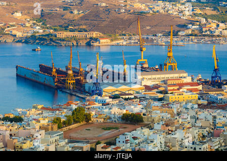 Port d'Ermoupolis ou Hermoupolis et bâtiments en distance au crépuscule.Ermoupolis est une ancienne commune de l'île de Syros, Cyclades, Grèce Banque D'Images