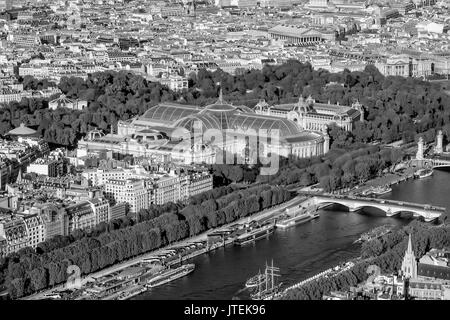 Vue aérienne sur la ville de Paris et du Louvre de la Tour Eiffel Banque D'Images