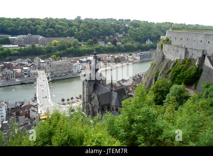 Vue aérienne impressionnante de Dinant comme vu de la Citadelle de Dinant, Région Wallonne, Belgique Banque D'Images