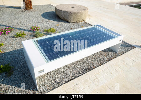 Banc avec panneau solaire et chargeur de téléphone portable à bord de l'eau à Njivice, île de Krk, Croatie. Banque D'Images