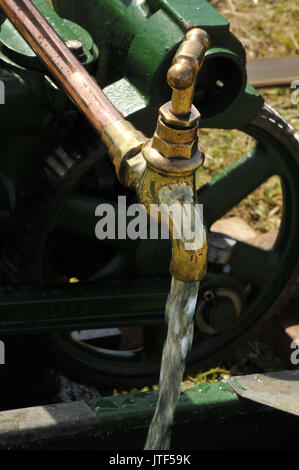 Une ancienne vintage en laiton d'un robinet d'eau relié à une pompe à eau dans un collectionneurs vintage juste à vapeur. L'eau courante provenant d'un robinet. Banque D'Images