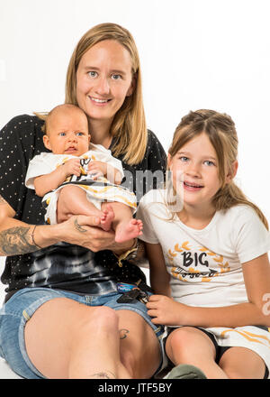 Studio portrait de mère, fille de 7 ans et bébé de 7 semaine Banque D'Images