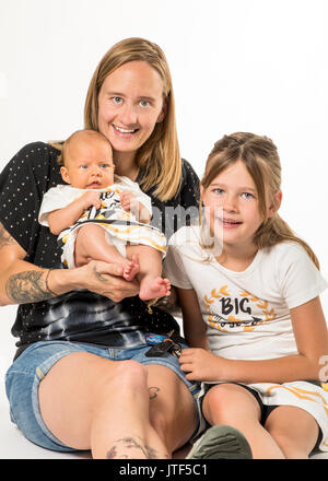 Studio portrait de mère, fille de 7 ans et bébé de 7 semaine Banque D'Images