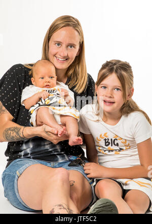 Studio portrait de mère, fille de 7 ans et bébé de 7 semaine Banque D'Images