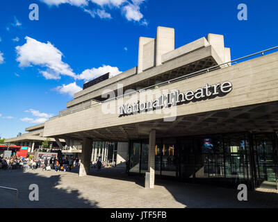 Soutbank - Londres Théâtre National Le Théâtre National sur la rive sud de Londres sous le soleil d'après-midi d'été. Banque D'Images