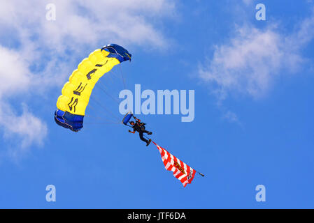 Cheyenne, Wyoming, USA - Le 27 juillet 2017 : US Navy leapfrog Équipe de parachutistes ouvre l'assemblée annuelle des Frontier Days. le drapeau gadsden 'Don't tread on me' Banque D'Images