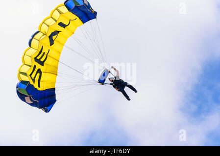 Cheyenne, Wyoming, USA - Le 27 juillet 2017 : US Navy leapfrog Équipe de parachutistes ouvre l'assemblée annuelle des Frontier Days. Banque D'Images