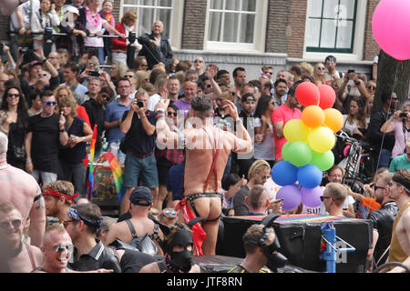 La bohème sur le bateau dans le canal Prinsengracht participant à la parade lors d'un canal à Amsterdam Amsterdam Gay Pride le 5 août , 2017 à Amsterdam Banque D'Images
