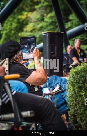 Arlo Guthrie et sa fille Sarah Lee en concert au parc de Long concert, Lancaster, PA. Morceaux inclus Alice's Restaurant, Ville de La Nouvelle Orléans. Banque D'Images