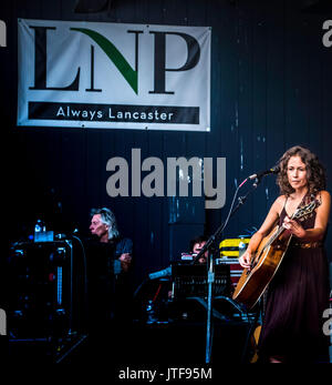 Arlo Guthrie et sa fille Sarah Lee en concert au parc de Long concert, Lancaster, PA. Morceaux inclus Alice's Restaurant, Ville de La Nouvelle Orléans. Banque D'Images