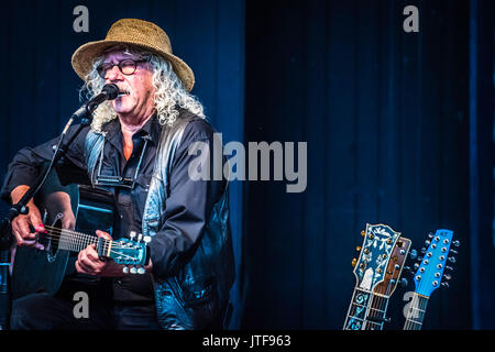 Arlo Guthrie et sa fille Sarah Lee en concert au parc de Long concert, Lancaster, PA. Morceaux inclus Alice's Restaurant, Ville de La Nouvelle Orléans. Banque D'Images