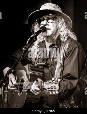 Arlo Guthrie et sa fille Sarah Lee en concert au parc de Long concert, Lancaster, PA. Morceaux inclus Alice's Restaurant, Ville de La Nouvelle Orléans. Banque D'Images