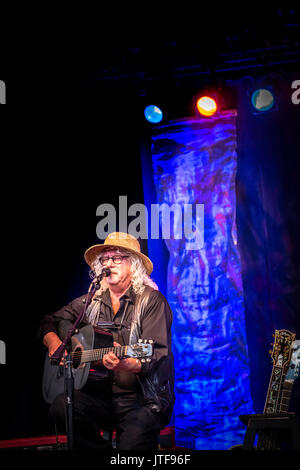 Arlo Guthrie et sa fille Sarah Lee en concert au parc de Long concert, Lancaster, PA. Morceaux inclus Alice's Restaurant, Ville de La Nouvelle Orléans. Banque D'Images