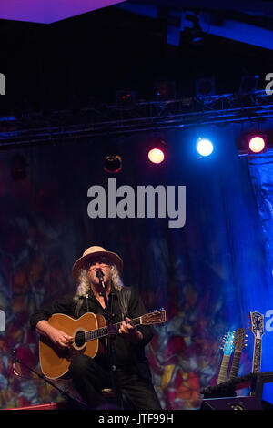 Arlo Guthrie et sa fille Sarah Lee en concert au parc de Long concert, Lancaster, PA. Morceaux inclus Alice's Restaurant, Ville de La Nouvelle Orléans. Banque D'Images