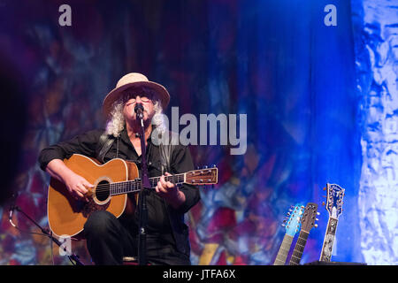 Arlo Guthrie et sa fille Sarah Lee en concert au parc de Long concert, Lancaster, PA. Morceaux inclus Alice's Restaurant, Ville de La Nouvelle Orléans. Banque D'Images