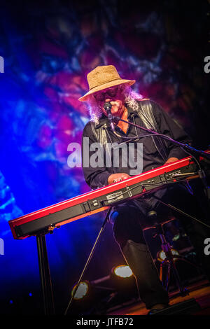 Arlo Guthrie et sa fille Sarah Lee en concert au parc de Long concert, Lancaster, PA. Morceaux inclus Alice's Restaurant, Ville de La Nouvelle Orléans. Banque D'Images