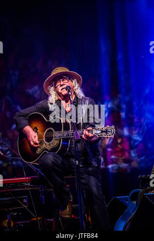 Arlo Guthrie et sa fille Sarah Lee en concert au parc de Long concert, Lancaster, PA. Morceaux inclus Alice's Restaurant, Ville de La Nouvelle Orléans. Banque D'Images