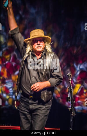 Arlo Guthrie et sa fille Sarah Lee en concert au parc de Long concert, Lancaster, PA. Morceaux inclus Alice's Restaurant, Ville de La Nouvelle Orléans. Banque D'Images