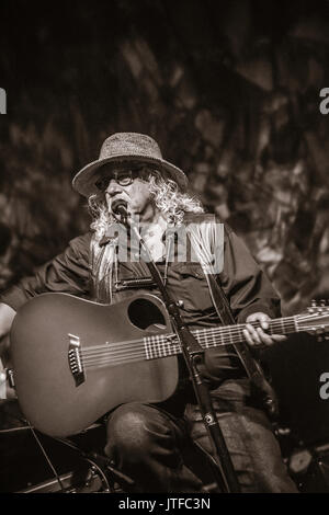 Arlo Guthrie et sa fille Sarah Lee en concert au parc de Long concert, Lancaster, PA. Morceaux inclus Alice's Restaurant, Ville de La Nouvelle Orléans. Banque D'Images