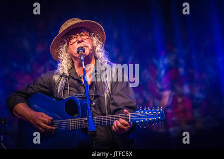 Arlo Guthrie et sa fille Sarah Lee en concert au parc de Long concert, Lancaster, PA. Morceaux inclus Alice's Restaurant, Ville de La Nouvelle Orléans. Banque D'Images