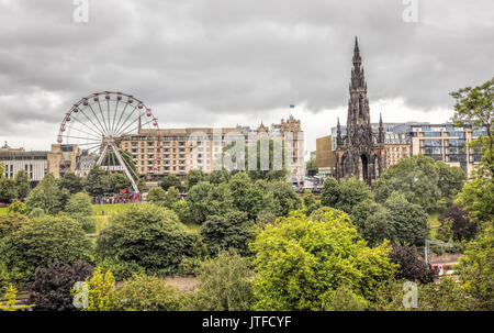 Roue Géante et Sir Walter Scott à Édimbourg Memorial Banque D'Images