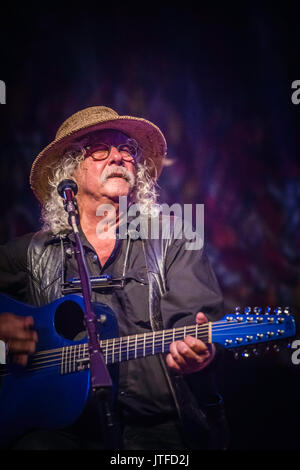 Arlo Guthrie et sa fille Sarah Lee en concert au parc de Long concert, Lancaster, PA. Morceaux inclus Alice's Restaurant, Ville de La Nouvelle Orléans. Banque D'Images