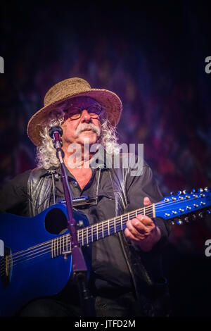 Arlo Guthrie et sa fille Sarah Lee en concert au parc de Long concert, Lancaster, PA. Morceaux inclus Alice's Restaurant, Ville de La Nouvelle Orléans. Banque D'Images