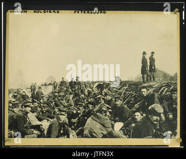 Les soldats de l'Union inscrits le long de la rive ouest de la rivière Marshalltown à Fredericksburg, Virginia Banque D'Images