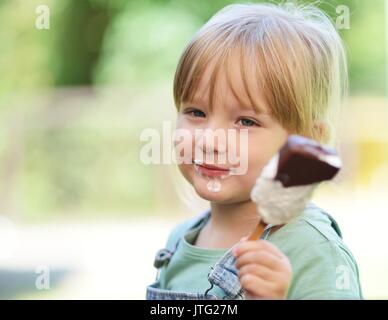 Enfant de manger des glaces. Banque D'Images