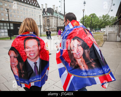 Royal fans enveloppée de William et Kate les drapeaux sur la célébration de la journée de la Mariage du Prince William de Galles et Kate Middleton. Londres, Royaume-Uni. Banque D'Images