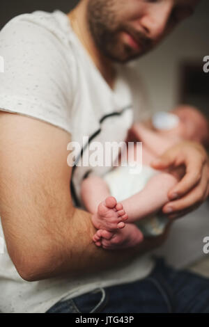 Les jeunes heureux père avec cute baby Banque D'Images