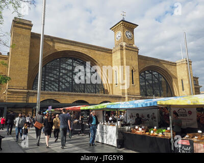 Vue sur le marché de l'alimentation réelle sur Kings Cross place en face de la gare de King's Cross à Londres Banque D'Images