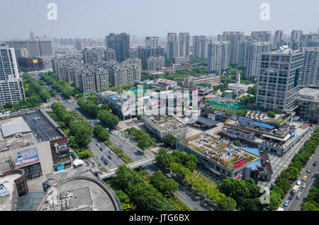 Une vue plongeante au Shanghai skyline forment le haut d'un immeuble à appartements. Banque D'Images