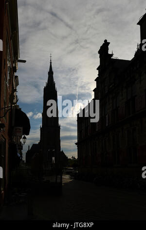 Le Stadhuis ou l'Hôtel de Ville et l'église Nieuwe en silhouette à Delft, Place du marché à Delft, Hollande méridionale, Pays-Bas Banque D'Images