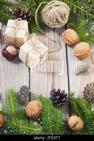 Attributs de Noël et branches d'un arbre de Noël sur un fond de bois avec place pour le texte Banque D'Images