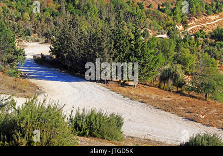 Route de terre rocheuse au bord de la liquidation du désert de Judée désert vu de Mt. Scopus à Jérusalem, Israël. Banque D'Images