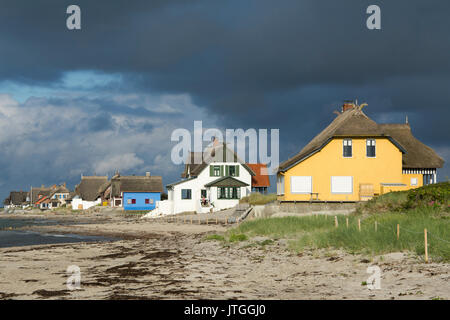 Gîtes à côté de la réserve de conservation de la nature Graswarder sur la côte de la mer Baltique à Heiligenhafen, Holstein, Allemagne Banque D'Images