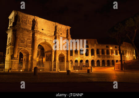 Arc de Constantin et le Colisée à Rome le Forum romain dans la nuit, Italie Banque D'Images