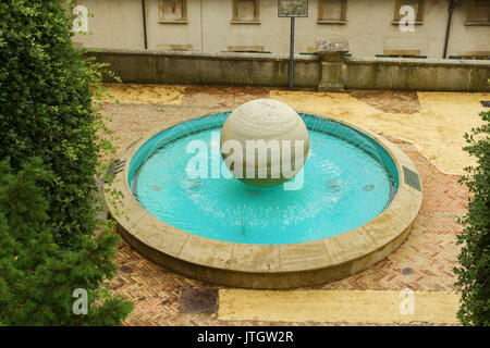 Une fontaine en forme de balle à San Marino, Italie. La fontaine est populaire parmi les touristes. Banque D'Images