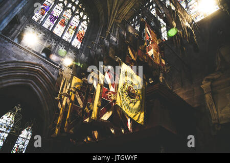 Les drapeaux régimentaires colorés affichés dans le transept sud de la cathédrale de Lichfield Staffordshire, Banque D'Images